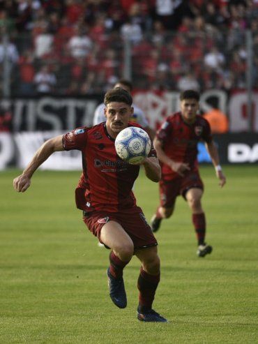 Newells: Cóccaro corre una carrera paralela contra sí mismo y su lesión crónica