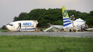 Un avi&oacute;n fue alcanzado por un rayo cuando aterrizaba y se parti&oacute; en tres