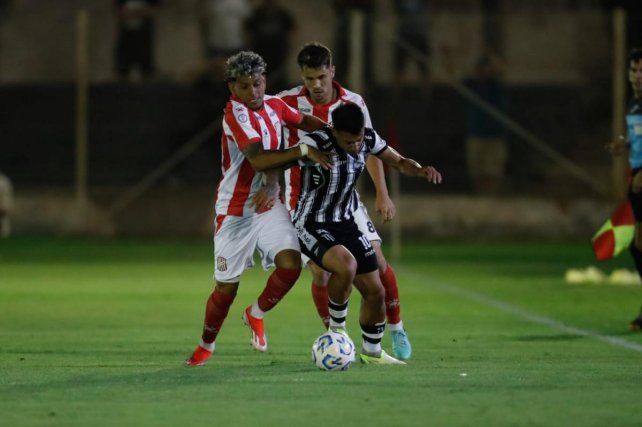 Gimnasia y San Martín (T), a mano en la primera semifinal en Mendoza