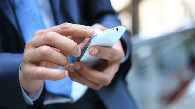 Quieren que los celulares se carguen con la ropa