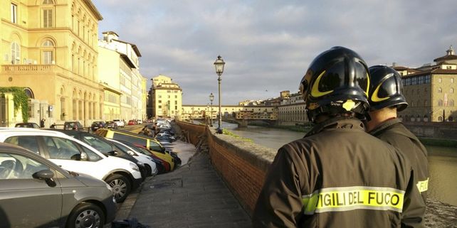 Un desplazamiento de tierra se traga una veintena de autos y deja un socavón de 200 metros en el centro de Florencia