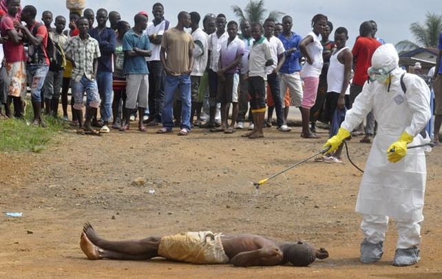 Desgarrador. Un trabajador desinfecta un cadáver en Guinea.
