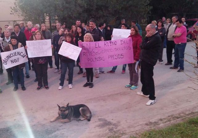 Vecinos se manifestaron a favor de los policías imputados por torturas