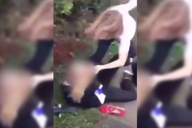 Una chica de 15 años fue detenida por darle una brutal paliza a una de 13 en la escuela