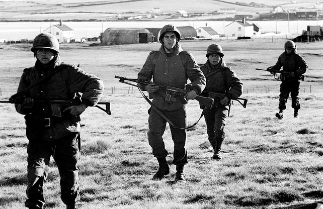 SOLDADOS ARGENTINOS PATRULLAN CERCA DEL AEROPUERTO DE MALVINAS. (MAYO 1982) FOTO- ROMáN VON ECKSTEIN TELAM