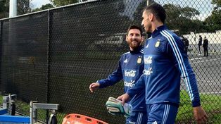 Nahuel Guzmán compartió equipo con Lionel Messi vistiendo la camiseta de la selección nacional.