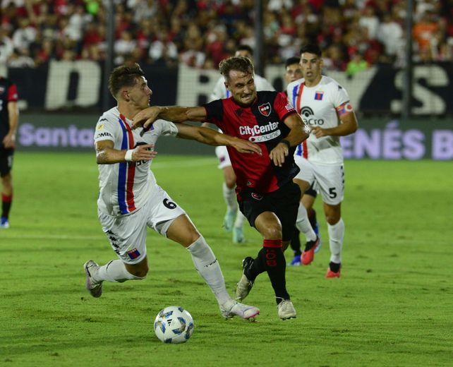 Angelo Martino retorna al once titular luego de cumplir su sanción por acumulación de tarjetas amarillas.