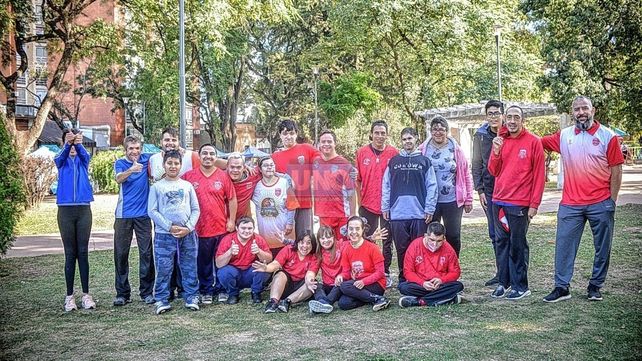 Escuela Amigos. Jugadores con discapacidades practican básquet en Talleres y viven la vida de la institución.