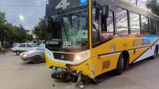 Violento choque entre una moto y un colectivo en barrio San Lorenzo