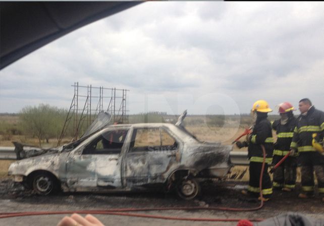 El auto incendiado en Circunvalación y Berutti./ Esteban