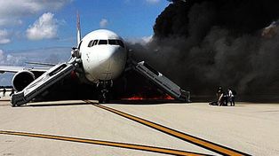 Pánico en Estados Unidos por el incendio de un avión que estaba a punto de despegar