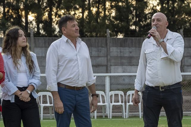 El intendente Raimundo junto al concejal Gustavo Oggero y la subsecretaria Delfina Cavagnero.