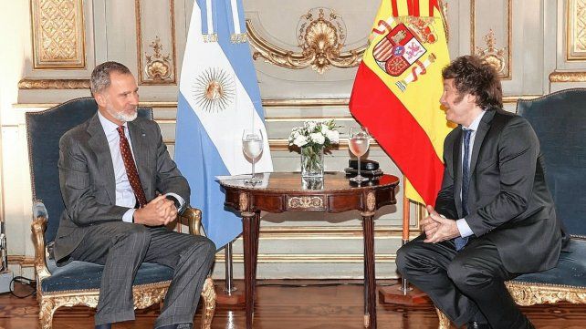 El presidente electo Javier Milei junto con el rey de España Felipe VI.