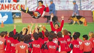 Y volar, volar.&nbsp; El recibimiento a&nbsp; Maradona en la primera práctica de Newells, en septiembre de 1993, fue una celebración para todo el equipo, que lo elevó por los aires.