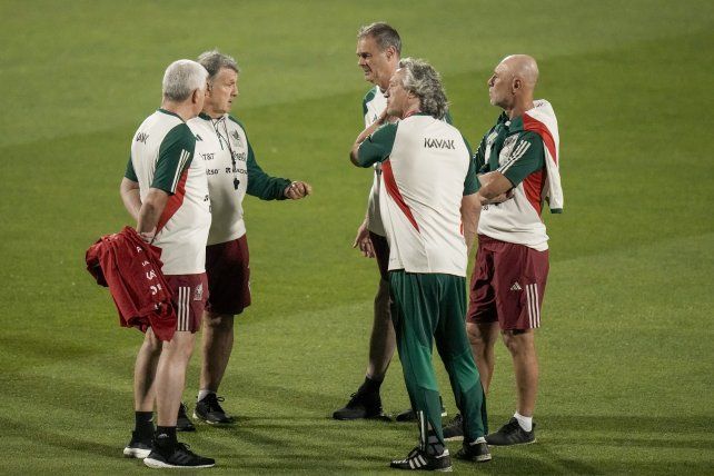 ADN leproso. El Tata Martino habla con sus colaboradores: Dezotti
