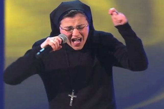 Mirá cómo canta la monja que participó de un reality