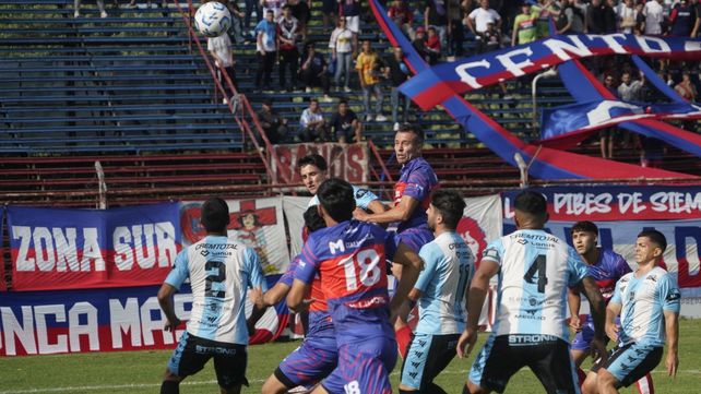 A la carga Central Córdoba. Pablo Vranjicán lo intenta con todo en el área de Victoria Arenas.