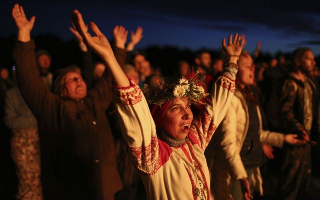 Celebración del solsticio de verano alrededor de una hoguera en la aldea de Okunevo