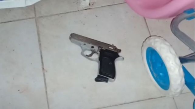 Una pistola calibre 380 que quedó al lado de uno de los cuerpos de los delincuentes.