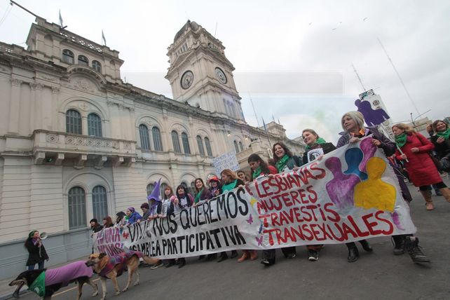 Multitudinaria marcha contra la violencia machista en Paraná