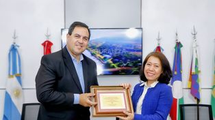 El intendente, Amadeo Enri Vallejos entregó la distinción de Huesped de Honor a la embajadora vietnamita, Ngô Minh Nguyt.