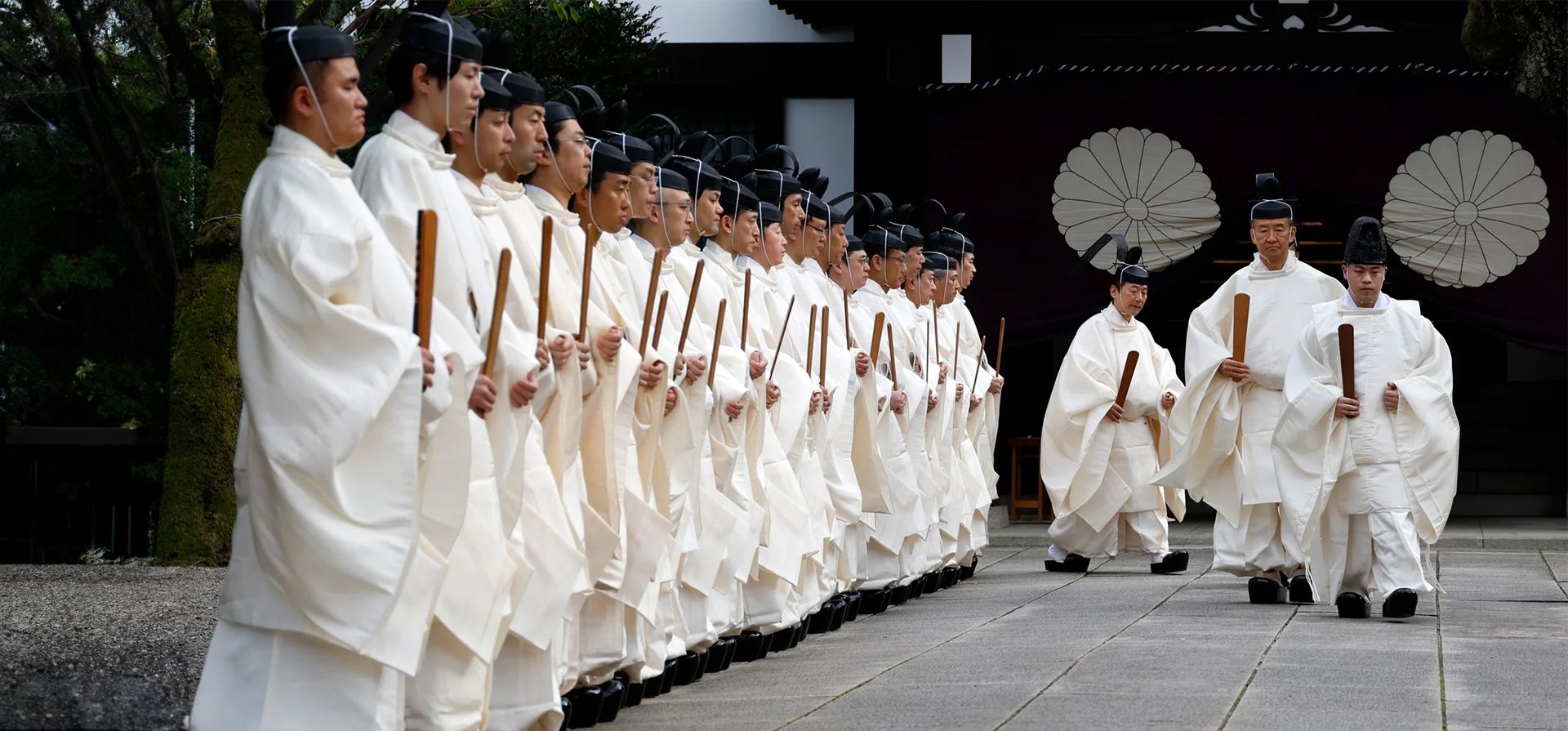 Los sacerdotes sintoístas asisten a un ritual de purificación durante el festival de otoño de tres días en el santuario de Yasukuni, Tokio, Japón. Fotografía: Franck Robichon/EPA Los sacerdotes sintoístas asisten a un ritual de purificación durante el festival de otoño de tres días en el santuario de Yasukuni, Tokio, Japón. Fotografía: Franck Robichon/EPA