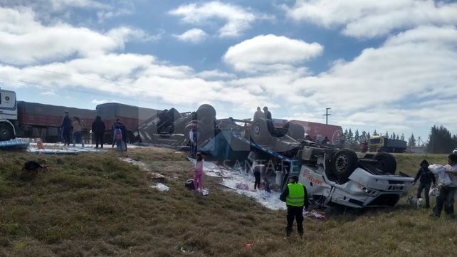 Milagro: chofer ileso al volcar el camión cargado con bolsas de harina