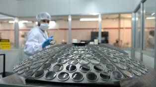 La fabricación industrial de lentes oftálmicos combina tecnología, precisión y procesos automatizados.