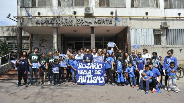 En la puerta. La protesta frente al centro sanitario.