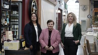 Perfume de mujer. Las concejalas Adriana Arce, Ana María Martelli y Soledad Míguez dialogaron en el Mercado Don Bosco con La Capital. Tenemos una buena relación