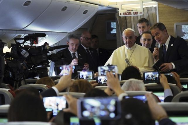 respuestas. El Papa ayer en un momento del viaje cuando dialoga con los periodistas.