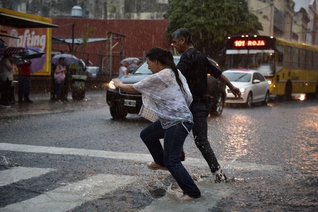 El Servicio Meteorológico advirtió que las lluvias seguirán hasta después del mediodía. Por la tarde se asomaría el sol y mañana llegará el frío.&nbsp;