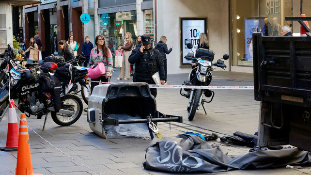Operativo en peatonal Córdoba. Un obrero cayó y fue trasladado al Mapaci