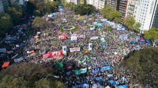 Las columnas universitarias partieron desde la Plaza Houssay y avanzaron por el centro porteño hasta alcanzar el Congreso.