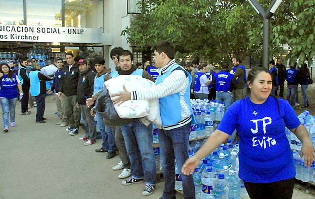 Solidarios. Jóvenes militantes trabajan sin descanso por los inundados.