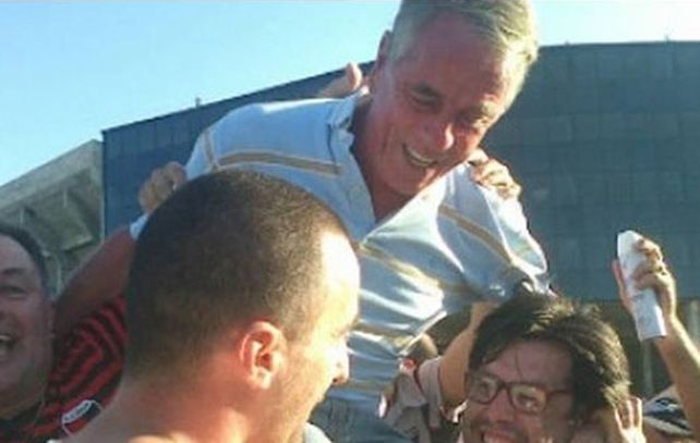 Lalo Vega festejó efusivamente tras ganar en las elecciones sabaleras.