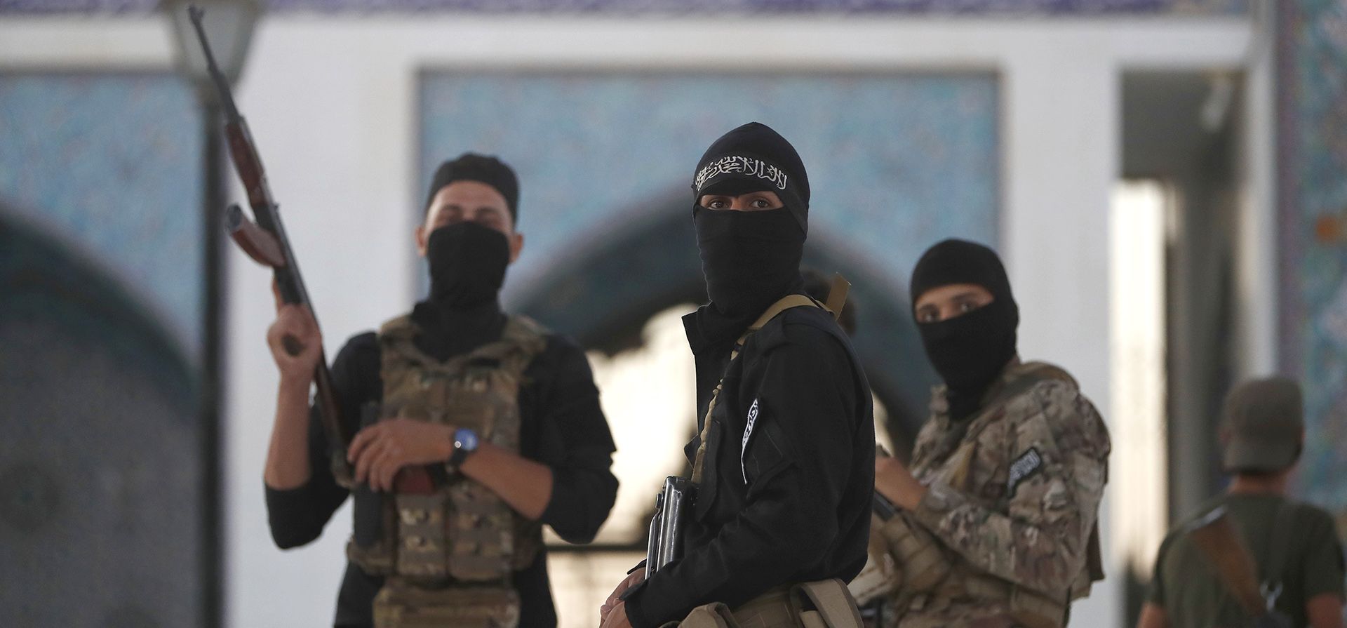 Las fuerzas de seguridad del gobierno sirio vigilan el santuario de al-Sayydah Zeinab, nieta del profeta Mahoma, donde fieles chiítas asisten al ritual de la Ashora, al sur de Damasco, Siria, el jueves 3 de julio de 2025. (Foto AP/Omar Sanadiki) Las fuerzas de seguridad del gobierno sirio vigilan el santuario de al-Sayydah Zeinab, nieta del profeta Mahoma, donde fieles chiítas asisten al ritual de la Ashora, al sur de Damasco, Siria, el jueves 3 de julio de 2025. (Foto AP/Omar Sanadiki)