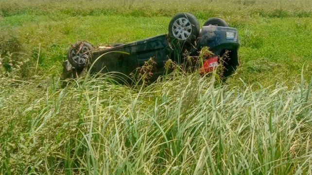 Una docente de 45 años volcó su vehículo Ford KA en la Ruta 12.