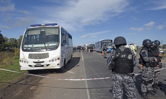 Arriesgada fuga de nueve presos de un micro penitenciario en plena ruta