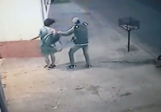 VIDEO: Registraron un robo a punta de pistola en el barrio Sur de la ciudad