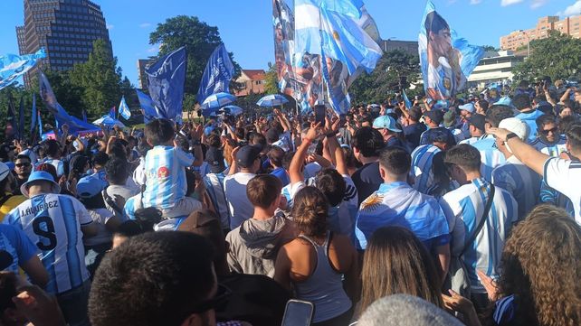 Las camisetas de Argentina coparon Kansas City en la previa del debut con Argelia. Emocionante banderazo.