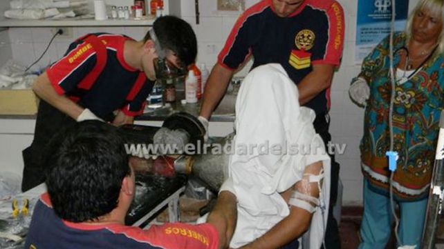 Un preso debió ser asistido por los bomberos al quedar atorado en un mingitorio