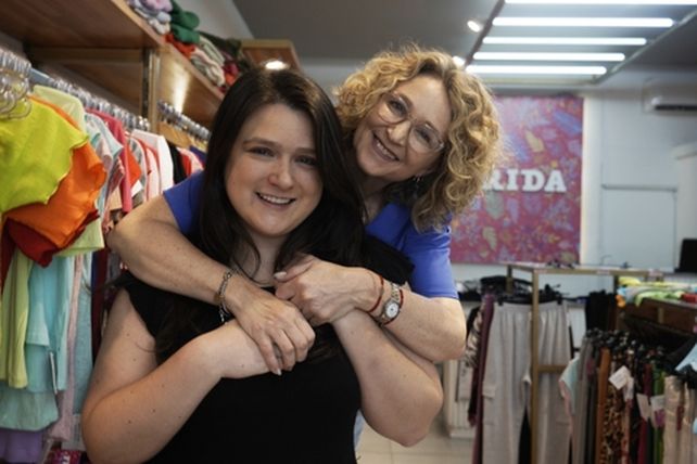 Melisa y su mamá Andrea llevan adelante un negocio de indumentaria en calle San Luis.&nbsp;