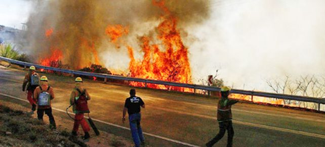 Incontenible avance del fuego por cambio de viento en C&oacute;rdoba
