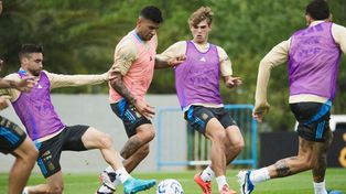 Cuti Romero durante el entrenamiento de este lunes de cara al encuentro de esta noche ante Bolivia.