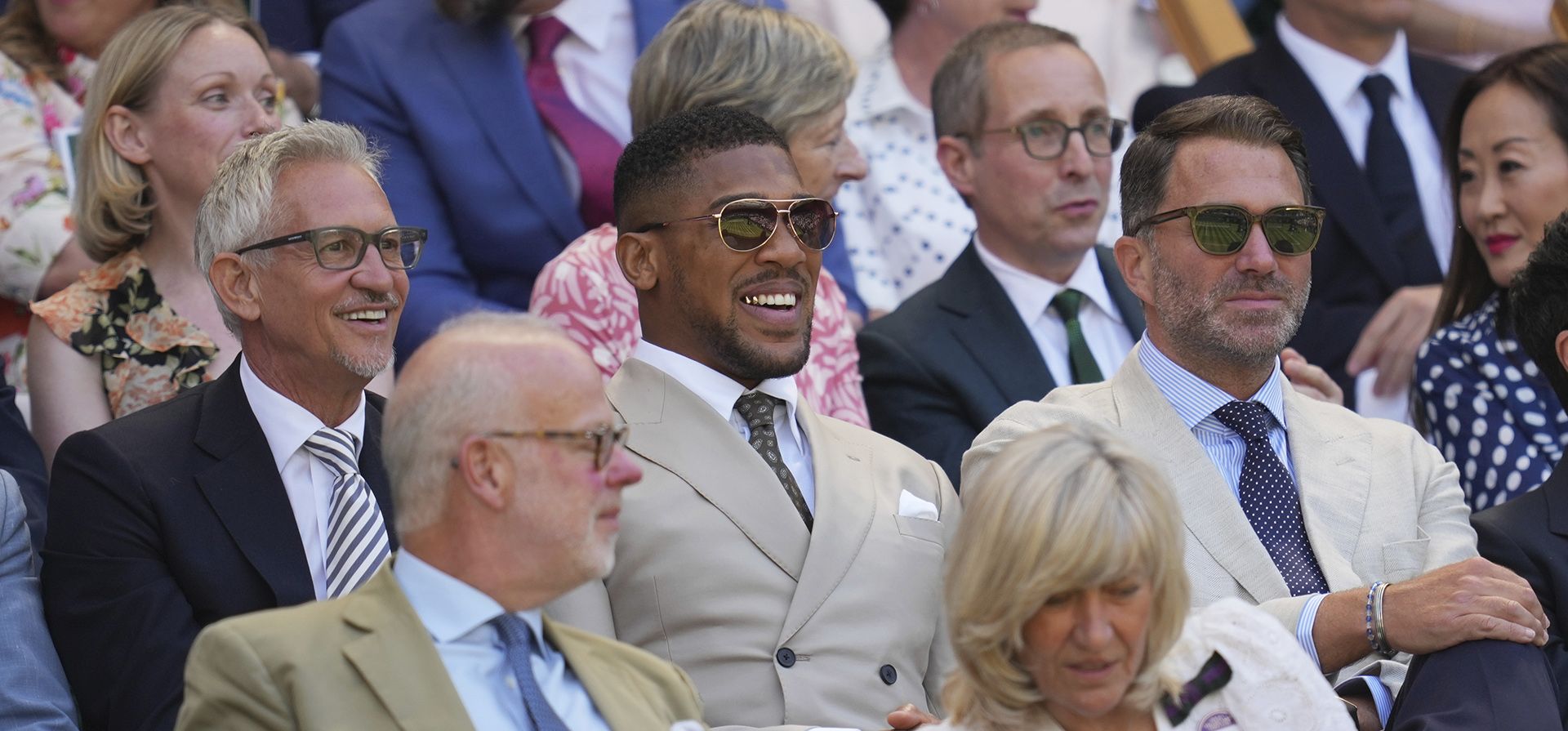 El locutor y exfutbolista Gary Lineker (izquierda), el boxeador Anthony Joshua y el promotor de boxeo Eddie Hearn (derecha) se sientan en el palco real durante el quinto día del Campeonato de Tenis de Wimbledon en Londres, el viernes 4 de julio de 2025. (Foto AP/Kin Cheung) El locutor y exfutbolista Gary Lineker (izquierda), el boxeador Anthony Joshua y el promotor de boxeo Eddie Hearn (derecha) se sientan en el palco real durante el quinto día del Campeonato de Tenis de Wimbledon en Londres, el viernes 4 de julio de 2025. (Foto AP/Kin Cheung)