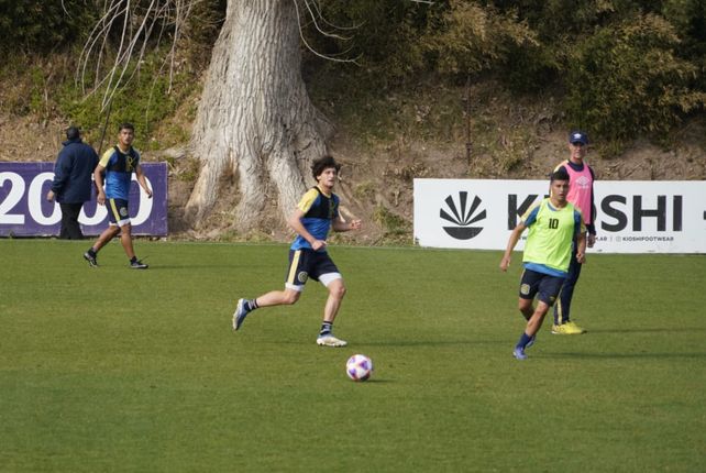 Mateo Tanlongo, que está para volver, estuvo en el primer equipo en la práctica de Central en Baigorria.
