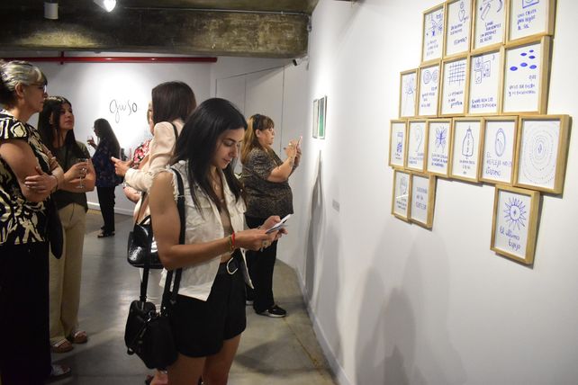 La galería Afluentes de Puerto San Martín convoca a artistas con amplia trayectoria y emergentes