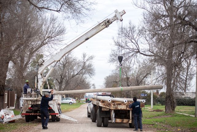 Se realiza la instalación de postes de hormigón y el tendido necesario para garantizar el servicio de energía eléctrica domiciliaria y alumbrado público.