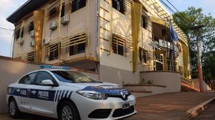 Un policía tomó de rehén al comisario por un traslado